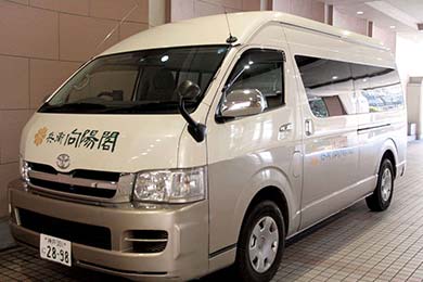 送迎バスでお出迎え