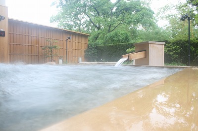 初夏の風を感じる三の湯.jpg