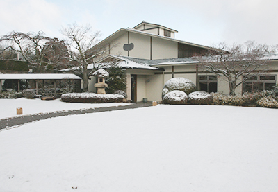 三の湯棟前雪景色.jpg