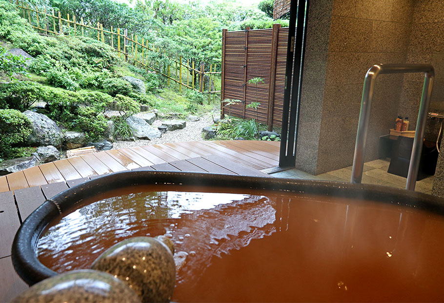 画像:庭園を眺める半露天風呂で金泉を