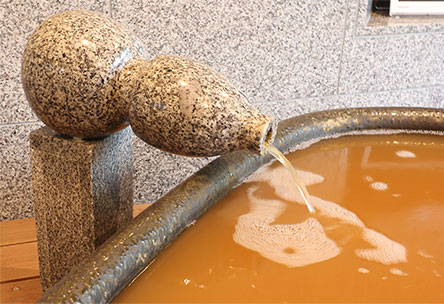 画像:庭園を眺める露天風呂で金泉を