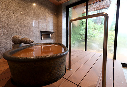 画像:庭園を眺める露天風呂で金泉を